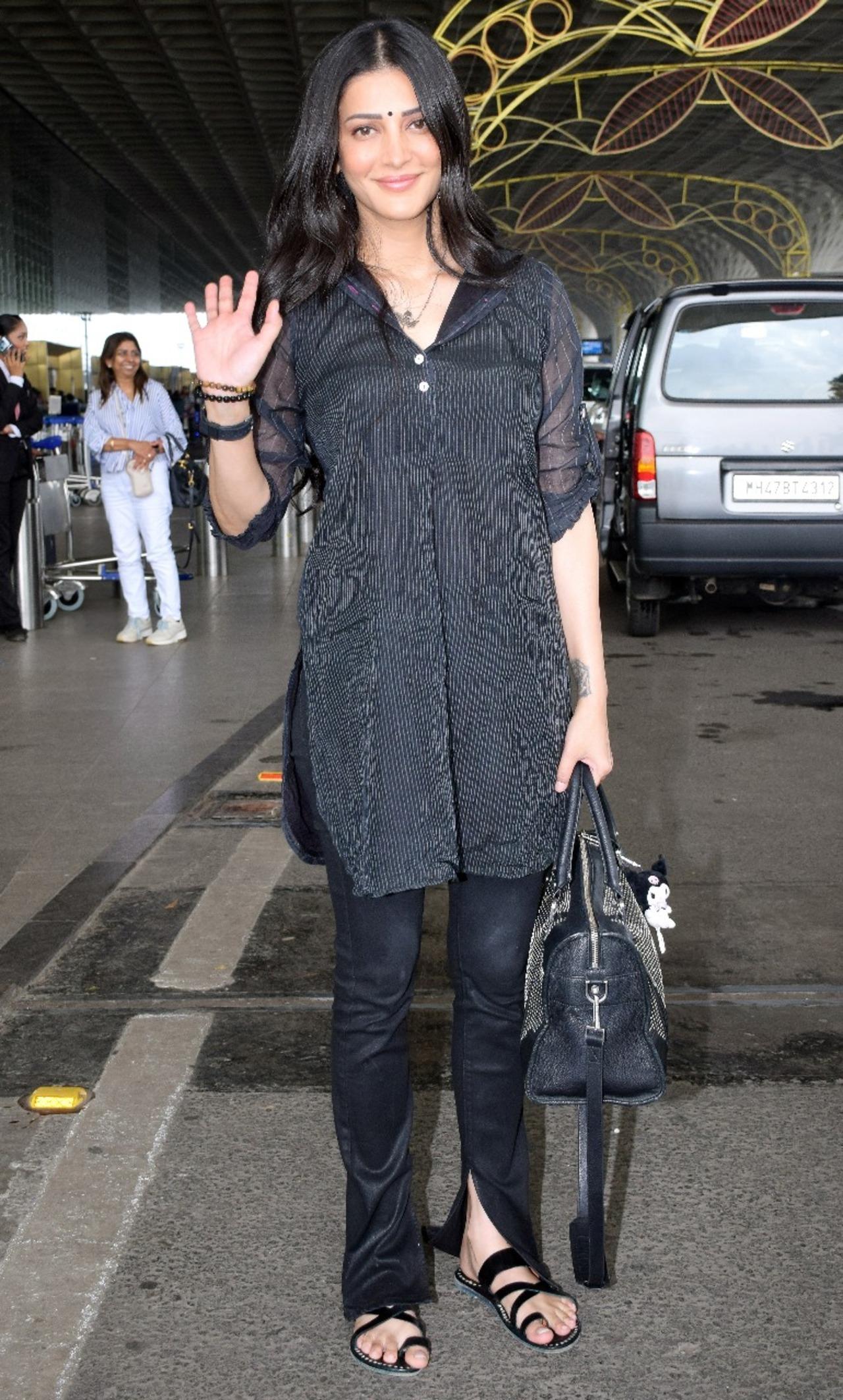 Shruti Haasan was seen in an all-black outfit at the Mumbai airport